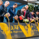 The Norwegian company Marine Harvest opened a new seafood processing plant in Shanghai. Minister of Trade and Industry Torbjørn Røe Isaksen and Marine Harvest Chairman of the Board Ole-Eirik Lerøy (centre) took part in the opening ceremony. Photo: Heiko Junge / NTB scanpix.